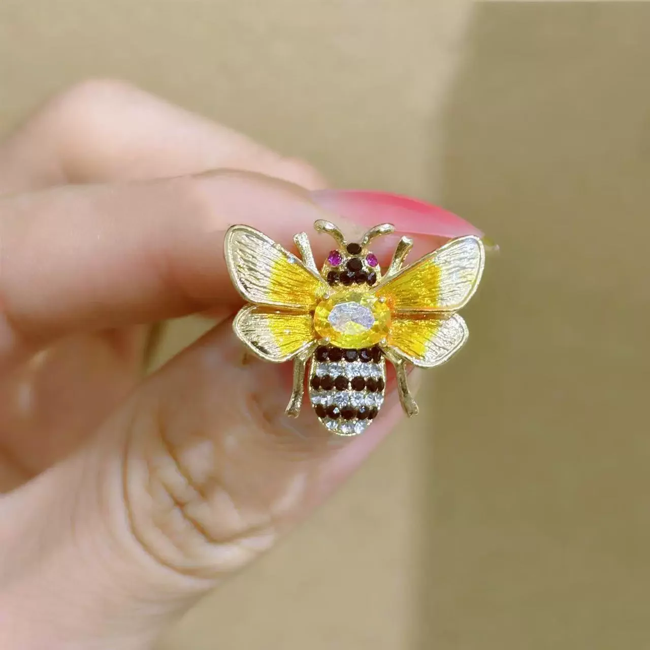 Men'S Accessories Trends 2025 - 1Pc à la mode petite abeille