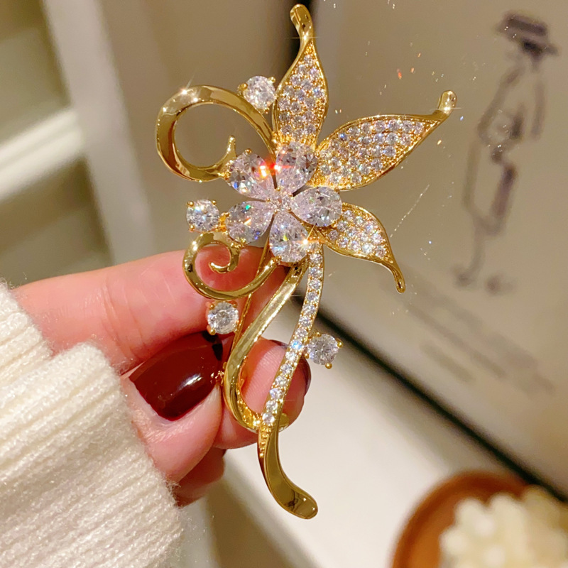 Men'S Accessories Trends 2025 - Broche à fleurs vibrantes pour femmes